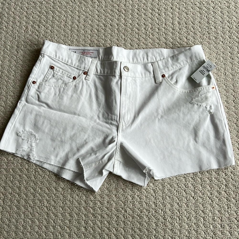 NWT - GAP low rise stride denim shorts. Size 32 regular.